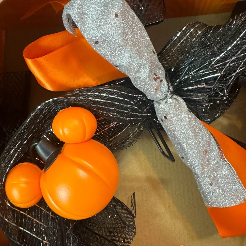 NWT. Disney Halloween Mickey Mouse Musical Lighted Black Wreath Mickey Pumpkins